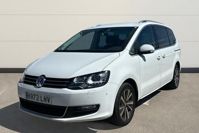 Usado VW Sharan Advance 150 CV (110 kW) 2021 Blanco Monovolumen