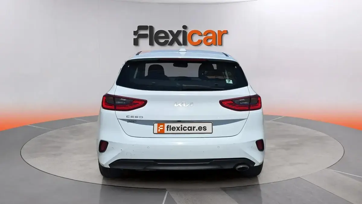 Usado Kia Ceed 136 CV (100 kW) 2023 Blanco Utilitario