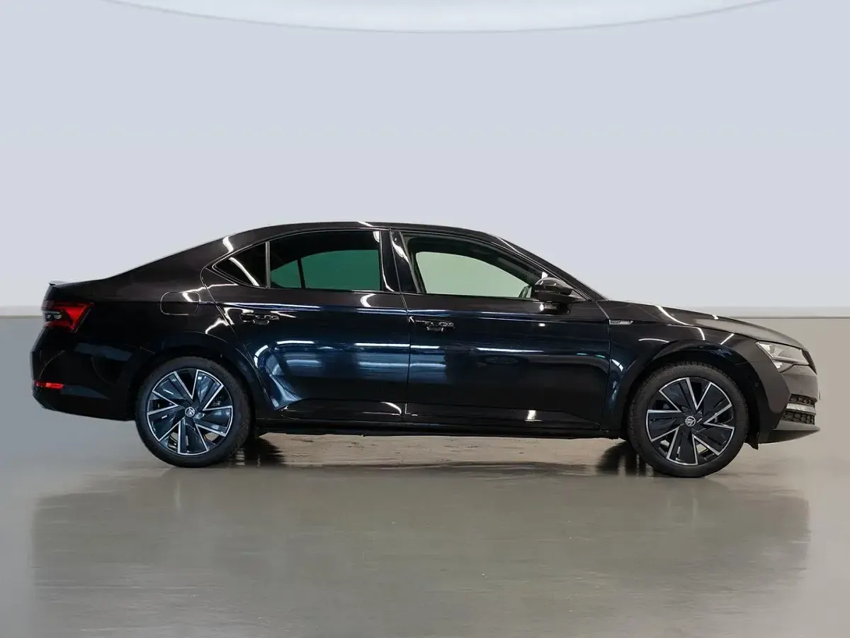 Usado Skoda Superb SportLine 218 CV (160 kW) 2025 Negro Berlina