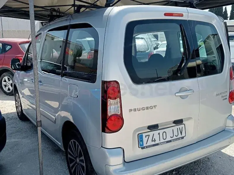 Usado Peugeot Partner Tepee Active 100 CV (73 kW) 2016 Gris / plata Monovolumen