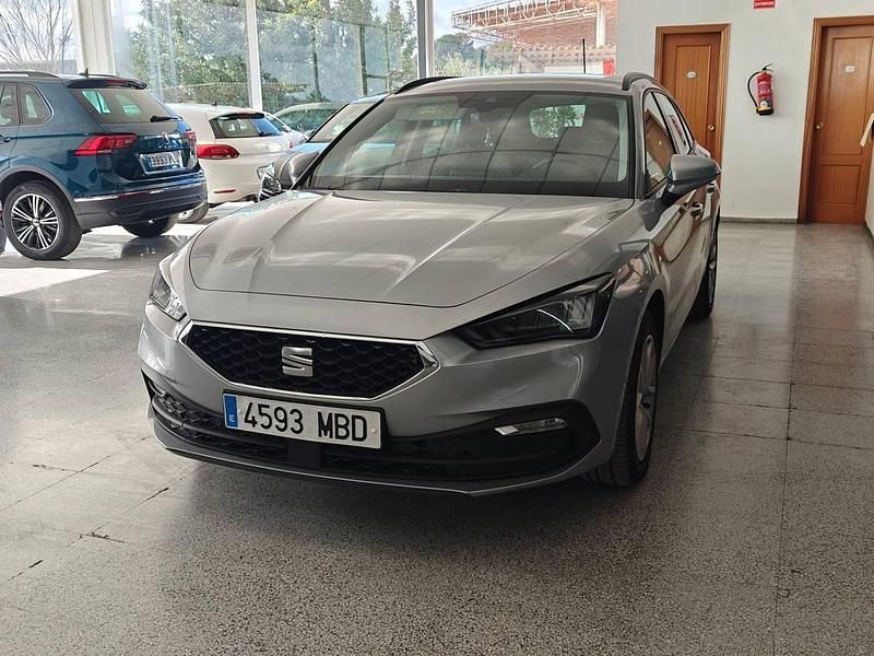 Usado Seat Leon Style 150 CV (110 kW) 2022 Gris / plata Familiar