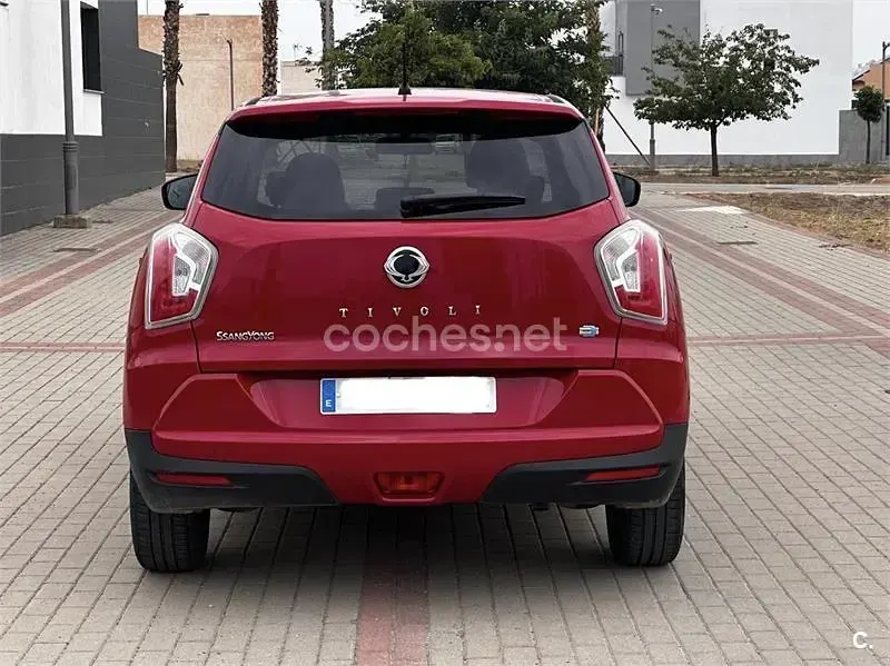 Usado SsangYong Tivoli Limited 115 CV (84 kW) 2017 Rojo SUV