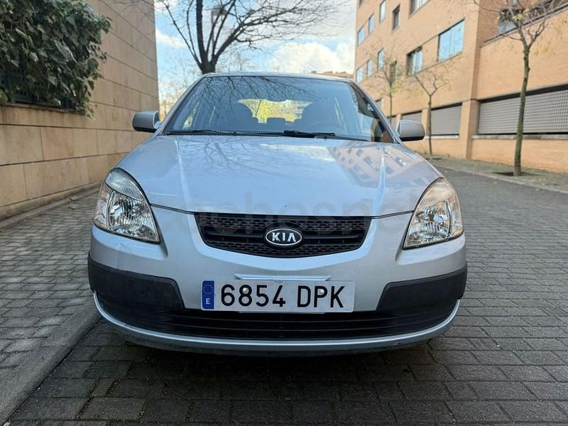 Usado Kia Rio EX 97 CV (71 kW) 2005 Gris / plata Berlina