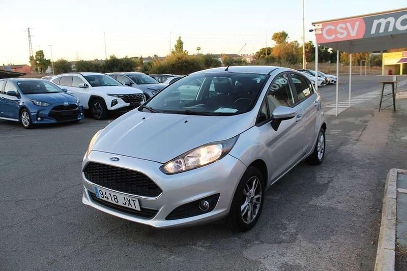 Gris Usado 2017 Ford Fiesta Trend Utilitario | 8850 € (Precio justo) - Imagen 1/4