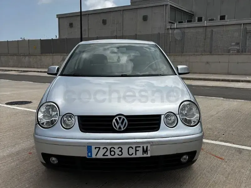 Usado VW Polo Match 75 CV (55 kW) 2003 Gris / plata Berlina