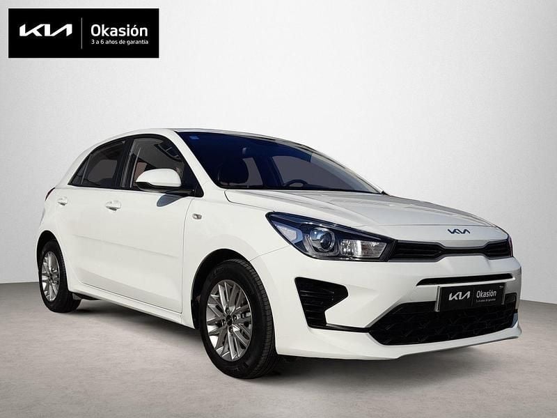 Usado Kia Rio 84 CV (61 kW) 2023 Blanco Berlina