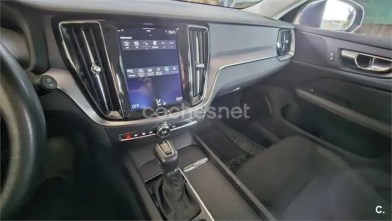 Käytetty Volvo V60 CC 190 HP (139 kW) 2019 Sininen Farmari
