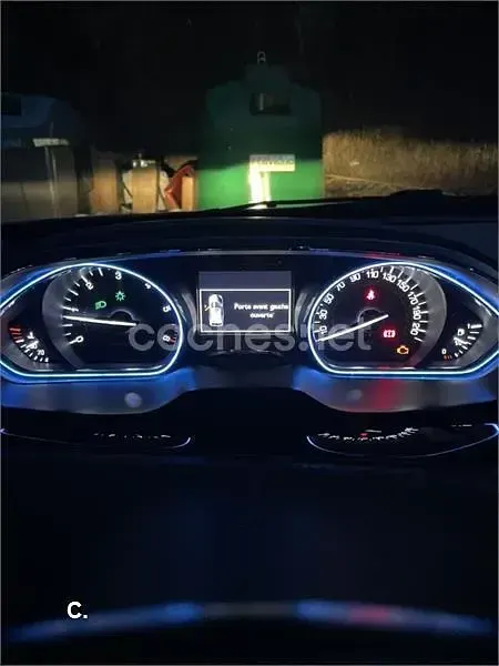 Usado Peugeot 2008 Allure 100 CV (73 kW) 2015 Blanco SUV