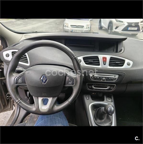 Usado Renault Scénic III 105 CV (77 kW) 2010 Beige Monovolumen