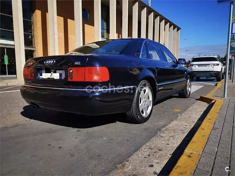 Usado Audi A8 193 CV (141 kW) 1999 Azul Berlina