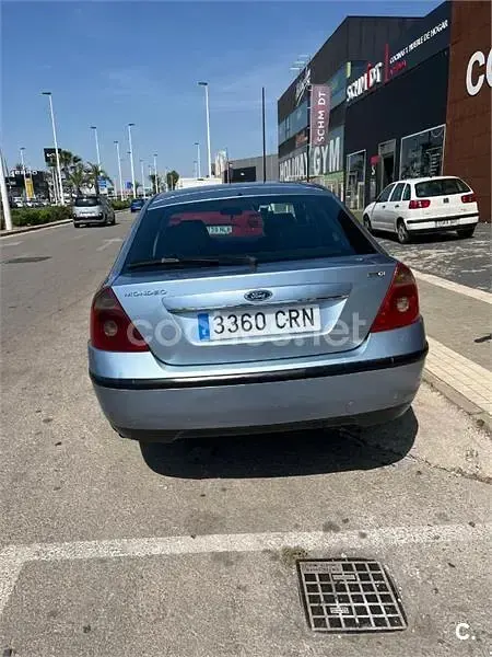 Usado Ford Mondeo Ghia 130 CV (95 kW) 2004 Azul Familiar