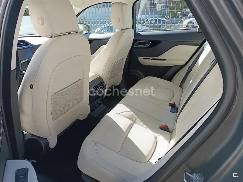 Usado Jaguar F-Pace R-Sport 250 CV (183 kW) 2019 Gris / plata SUV