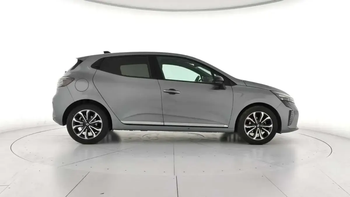Usado Renault Clio Techno 101 CV (74 kW) 2025 Gris Utilitario