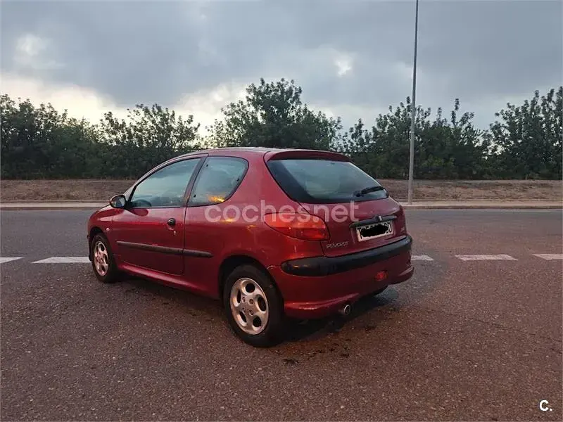 Usado Peugeot 206 75 CV (55 kW) 2000 Granate Berlina
