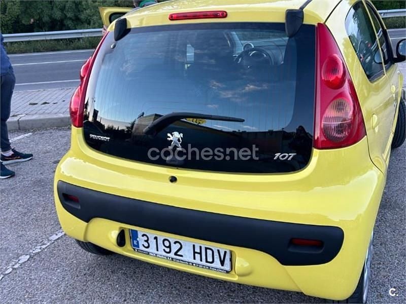 Usado Peugeot 107 68 CV (50 kW) 2011 Amarillo Utilitario