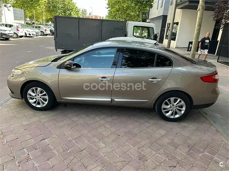 Usado Renault Fluence LIMITED 110 CV (80 kW) 2014 Gris / plata Berlina