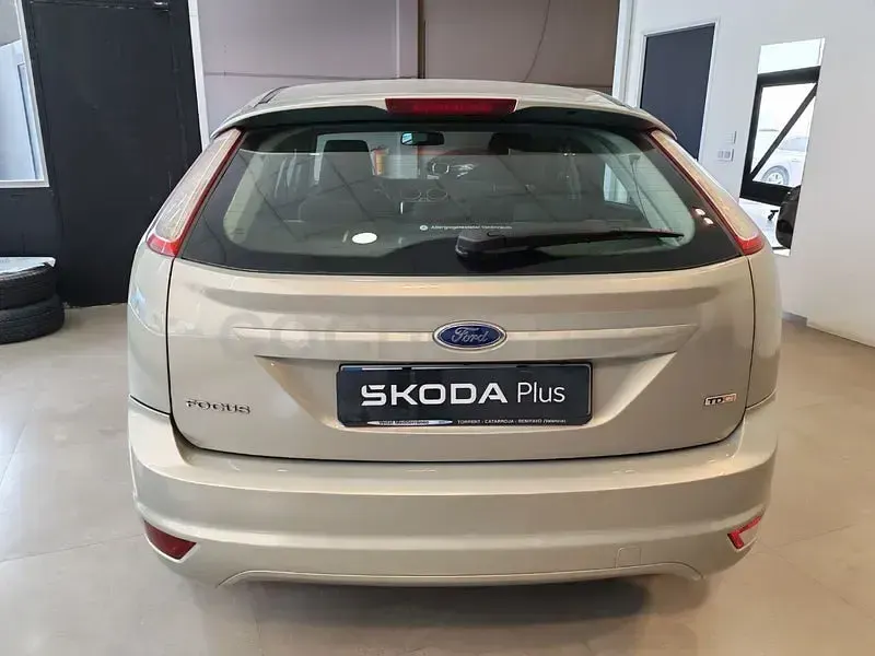 Usado Ford Focus Titanium 109 CV (80 kW) 2010 Gris / plata Berlina