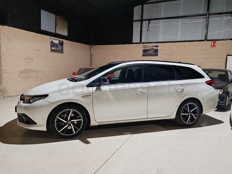 Usado Toyota Auris Hybrid Business Edition 136 CV (100 kW) 2018 Blanco Familiar