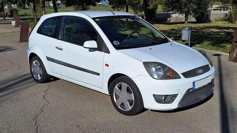 Blanco Usado 2008 Ford Fiesta Futura Utilitario | 3500 € (Precio justo) - Imagen 1/4