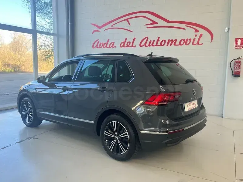 Usado VW Tiguan Life 150 CV (110 kW) 2022 Gris SUV