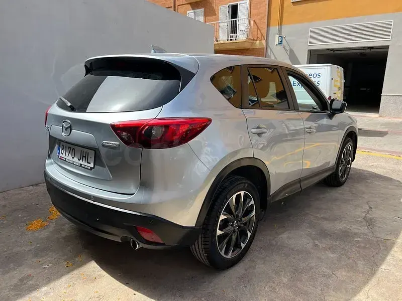 Usado Mazda CX-5 Luxury 150 CV (110 kW) 2016 Gris / plata SUV