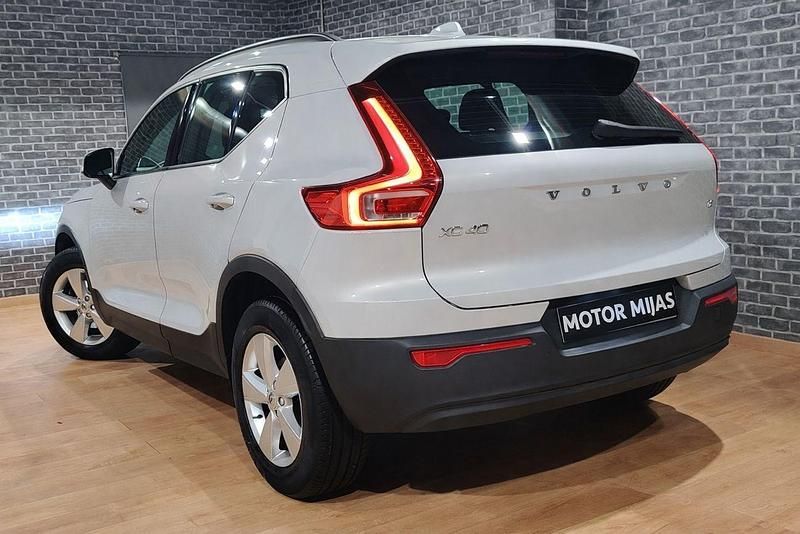 Usado Volvo XC40 Momentum 129 CV (94 kW) 2021 Gris SUV