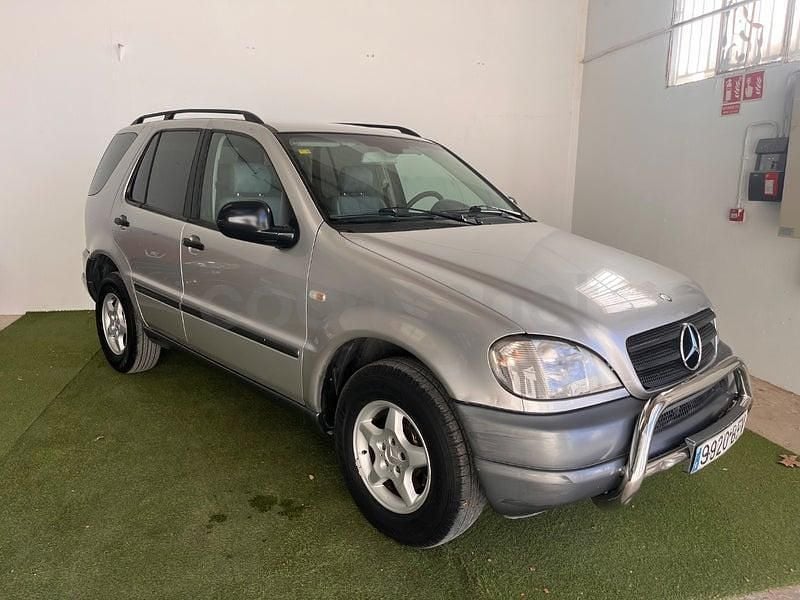 Usado Mercedes ML270 163 CV (119 kW) 2001 Gris / plata SUV
