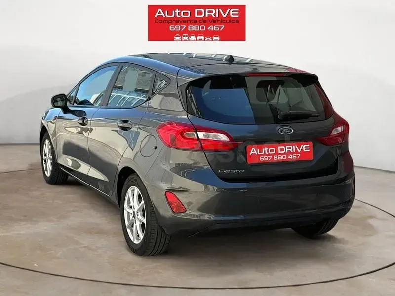 Usado Ford Fiesta Active 85 CV (62 kW) 2018 Gris / plata Utilitario
