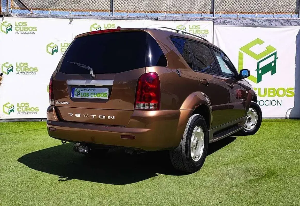 Usado SsangYong Rexton 120 CV (88 kW) 2004 Marrón SUV