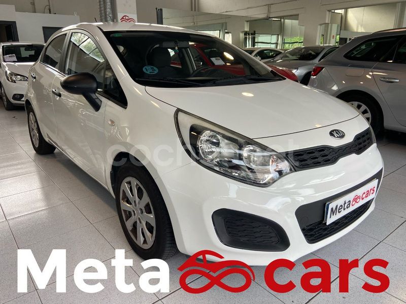 Blanco Usado 2013 Kia Rio Berlina | 6990 € (Precio justo) - Imagen 1/4