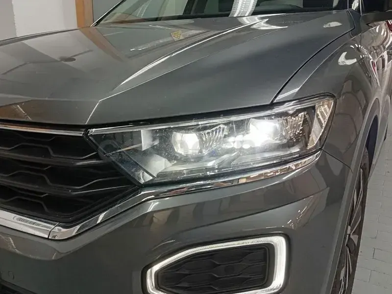 Usado VW T-Roc Advance 110 CV (80 kW) 2021 Gris / plata SUV