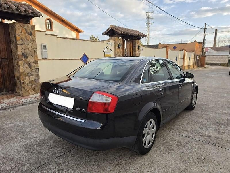 Usado Audi A4 130 CV (95 kW) 2003 Negro Berlina