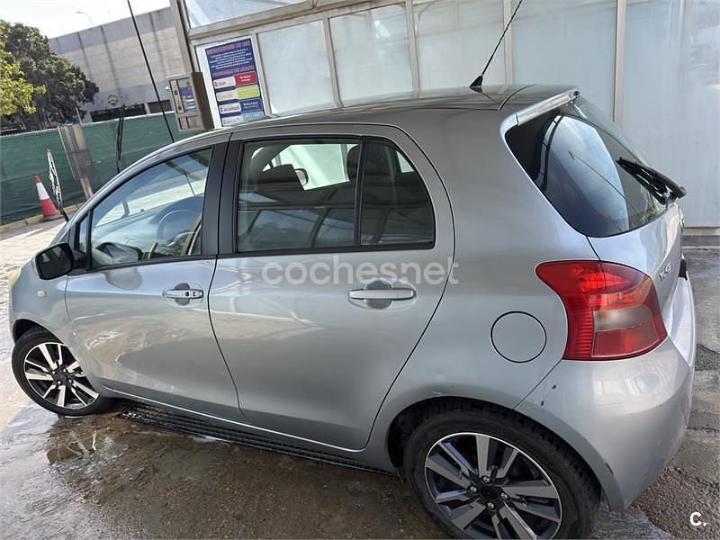 Usado Toyota Yaris Luna 65 CV (47 kW) 2006 Gris / plata Berlina