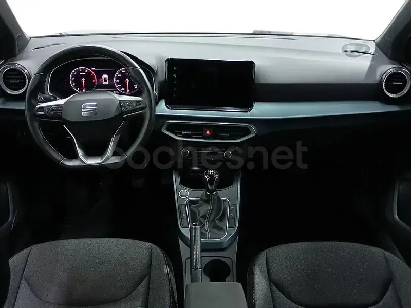 Usado Seat Arona Xperience 110 CV (80 kW) 2023 Gris / plata SUV