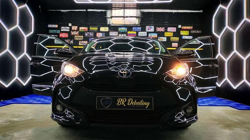 Negro Usado 2023 Toyota Yaris Hybrid Active Utilitario | 19.799 € (Precio justo) - Imagen 1/4