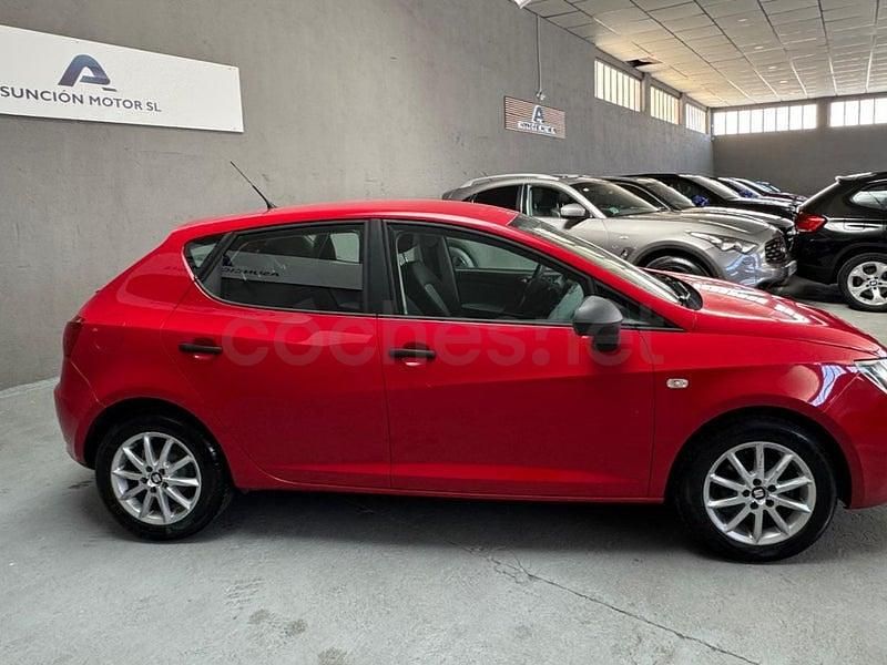 Usado Seat Ibiza Reference 70 CV (51 kW) 2014 Rojo Berlina
