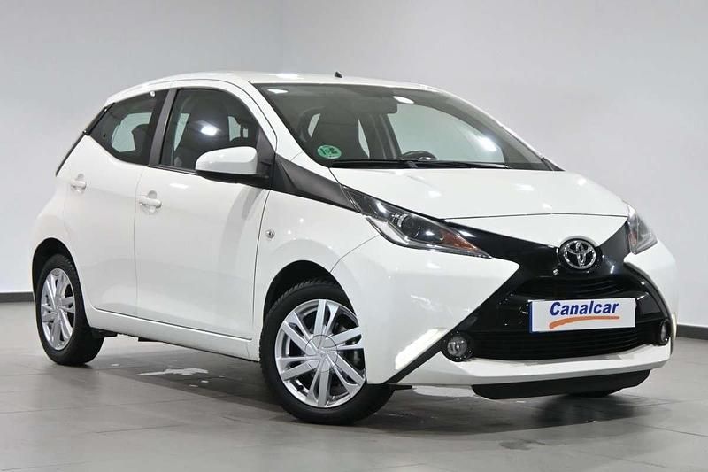 Usado Toyota Aygo X-play 69 CV (50 kW) 2017 Blanco Utilitario