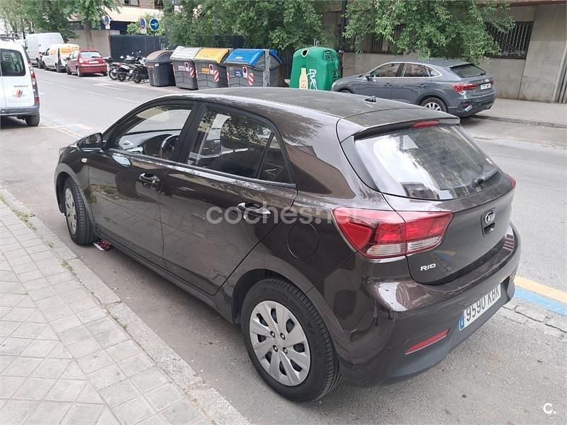 Usado Kia Rio 84 HP (61 kW) 2017 Castanho Sedan