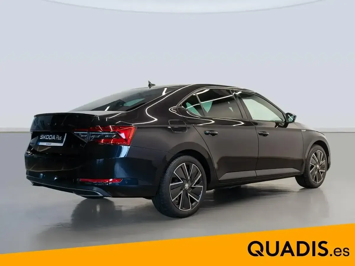Usado Skoda Superb SportLine 218 CV (160 kW) 2025 Negro Berlina