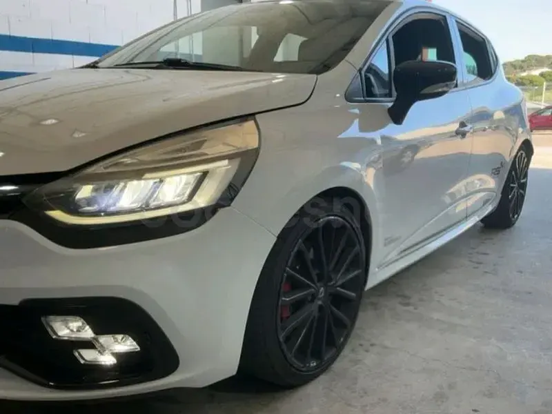 Usado Renault Clio IV Trophy 220 CV (161 kW) 2017 Blanco Berlina