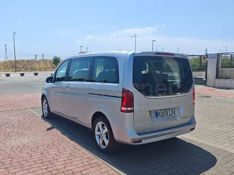 Usado Mercedes V220 Avantgarde 163 CV (119 kW) 2022 Gris / plata Monovolumen