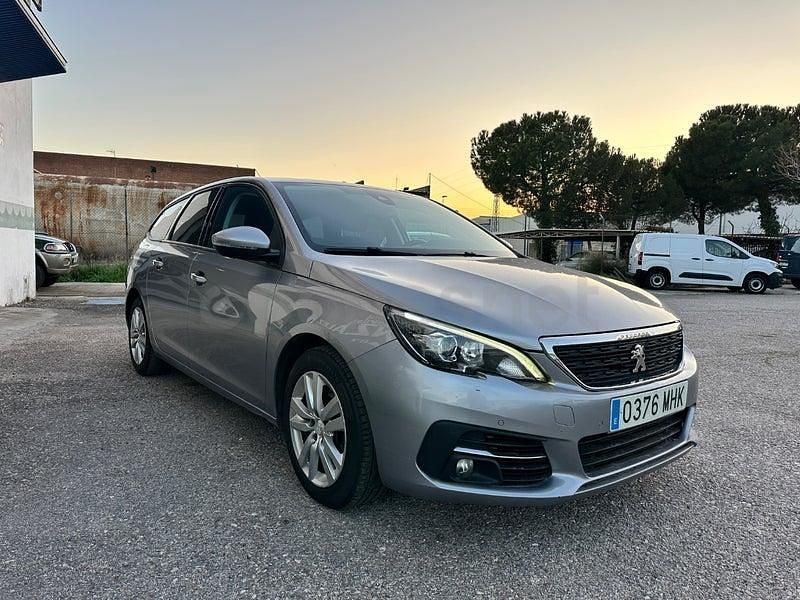 Usado Peugeot 308 SW Access 100 CV (73 kW) 2019 Gris / plata Familiar
