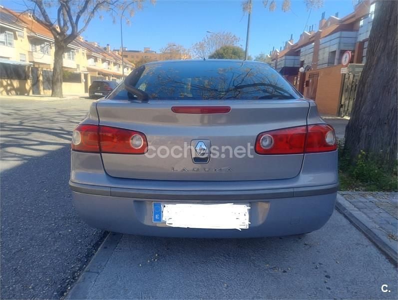 Usado Renault Laguna II Dynamique 130 CV (95 kW) 2006 Gris / plata Berlina