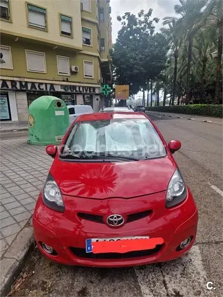 Usado Toyota Aygo Live 68 CV (50 kW) 2011 Rojo Utilitario