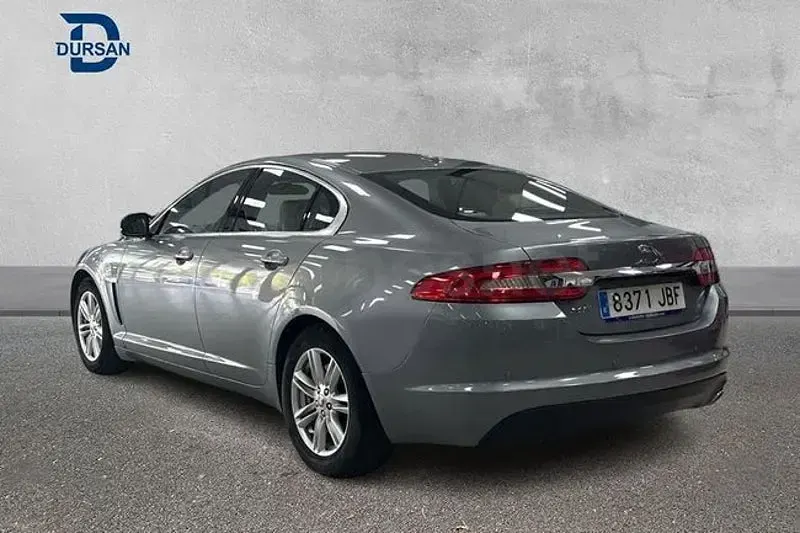 Usado Jaguar XF Luxury 200 CV (147 kW) 2014 Gris Berlina