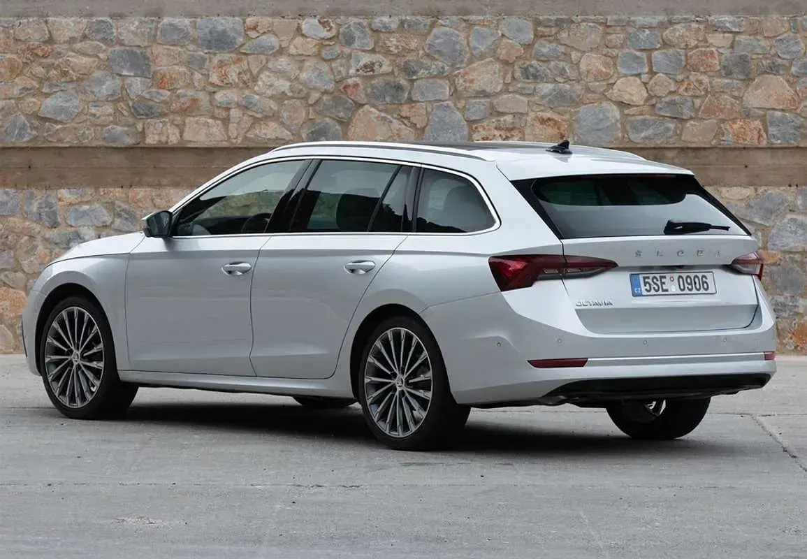 Usado Skoda Octavia Selection 150 CV (110 kW) 2024 Gris Familiar