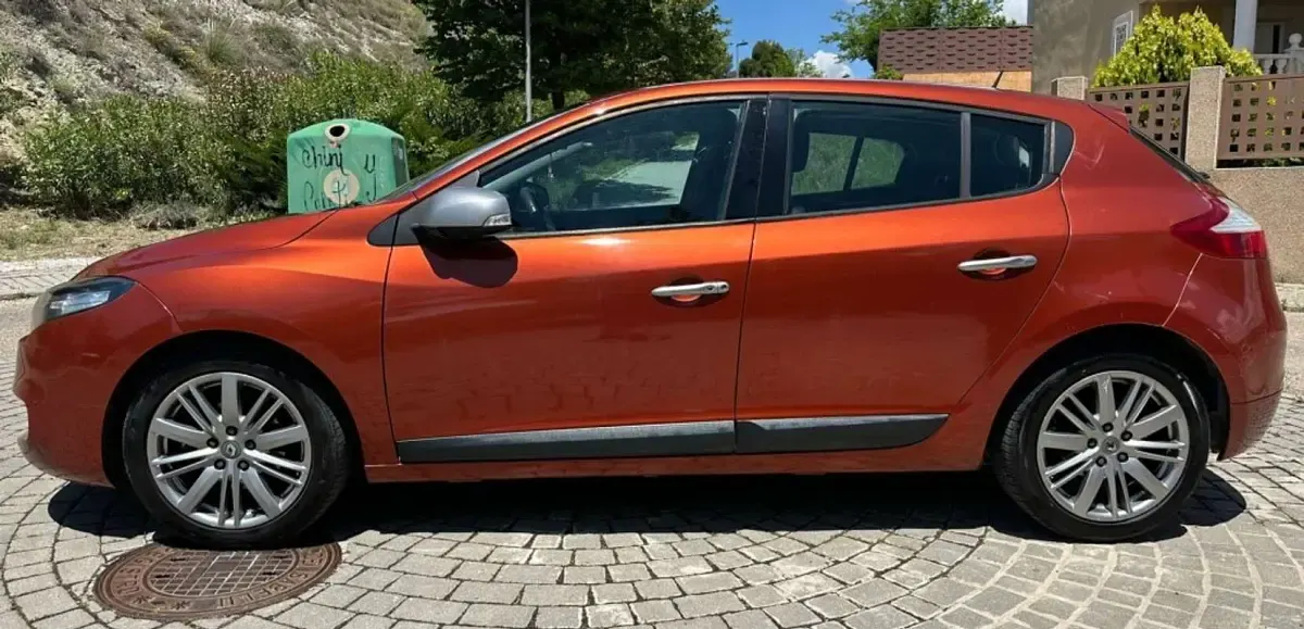 Usado Renault Mégane III 131 CV (96 kW) 2011 Naranja Berlina