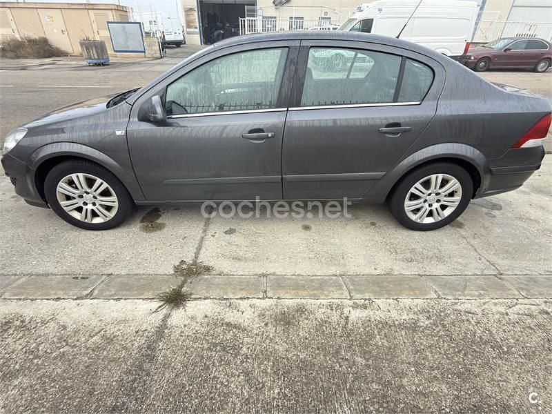 Usado Opel Astra Edition 110 CV (80 kW) 2010 Gris / plata Berlina