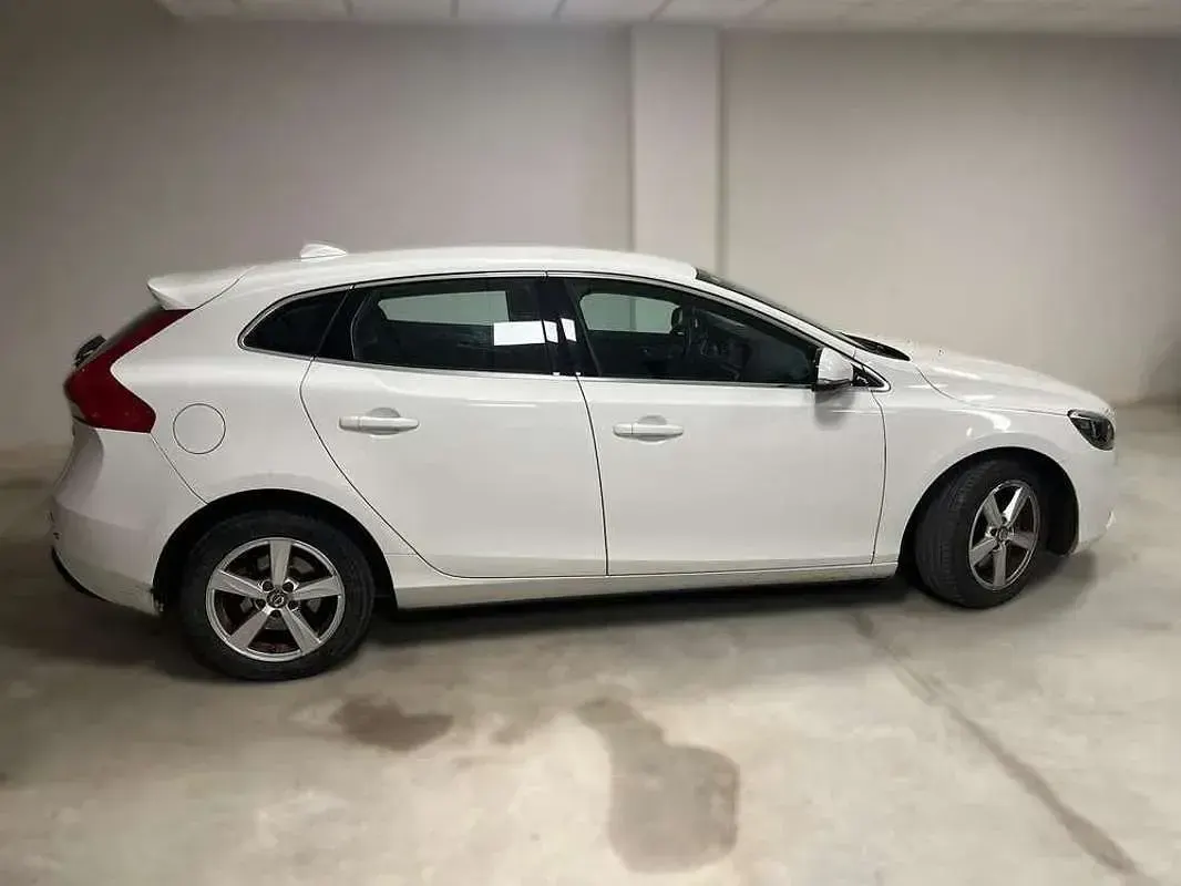 Usado Volvo V40 Momentum 150 CV (110 kW) 2015 Blanco Utilitario