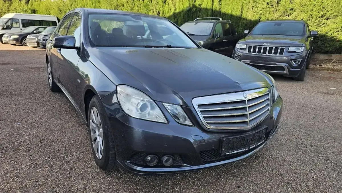 Usado Mercedes E200 Elegance 136 CV (100 kW) 2010 Gris Berlina